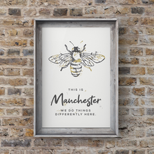 Lade das Bild in den Galerie-Viewer, Grey Watercolour Manchester Bee Print Photo With &#39;We Do Things Differently&#39;
